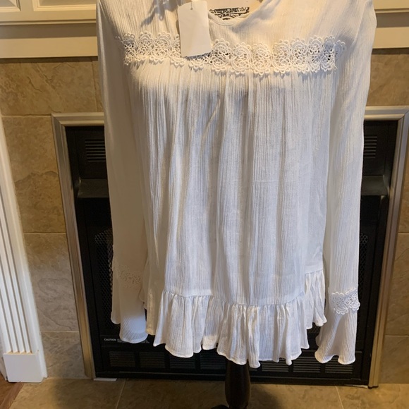 Angel + Premium reversible white top with white button detail and lace trim. - Picture 3 of 3